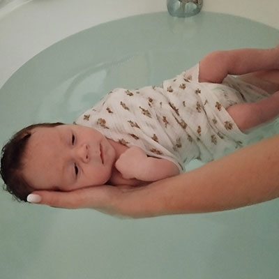 Massage bébé Morteau, bain enveloppé OBB